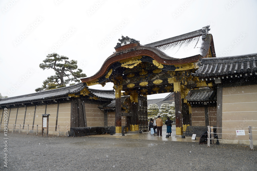 Fototapeta premium 雪の二条城 二の丸の唐門 京都市中京区