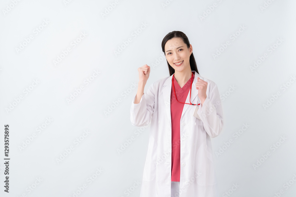 白バックの若い医者