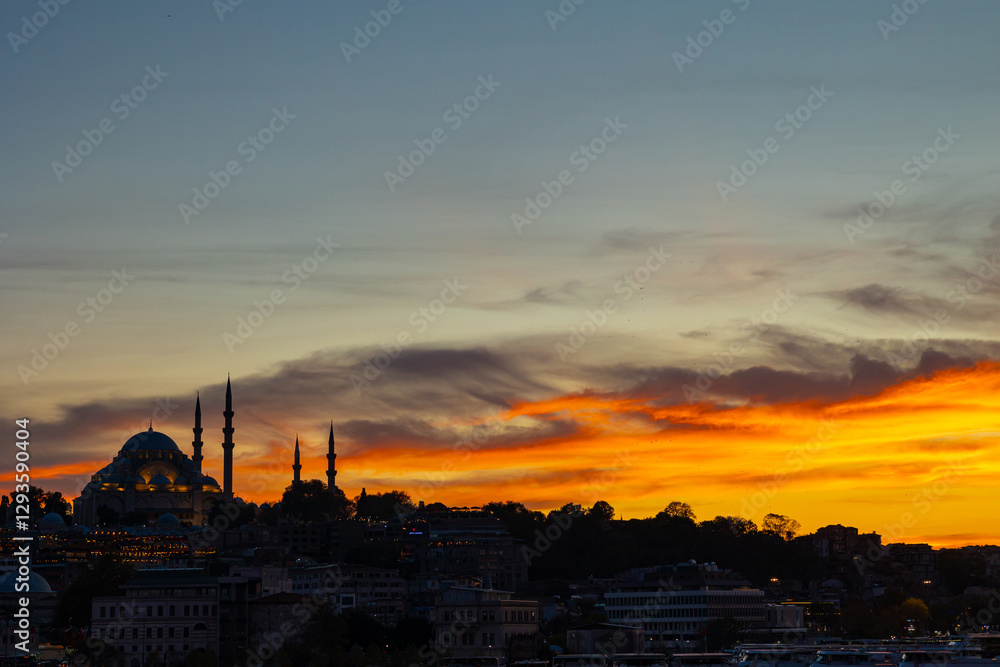 Fototapeta premium Silhouette of suleymaniye Mosque. Ramadan or islamic concept