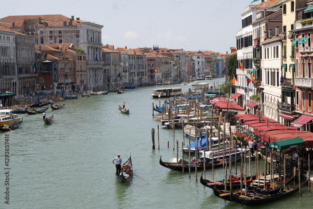 Boote auf dem Canale Grande in Venedig Italien Boote auf dem Canale Grande in Venedig Italien