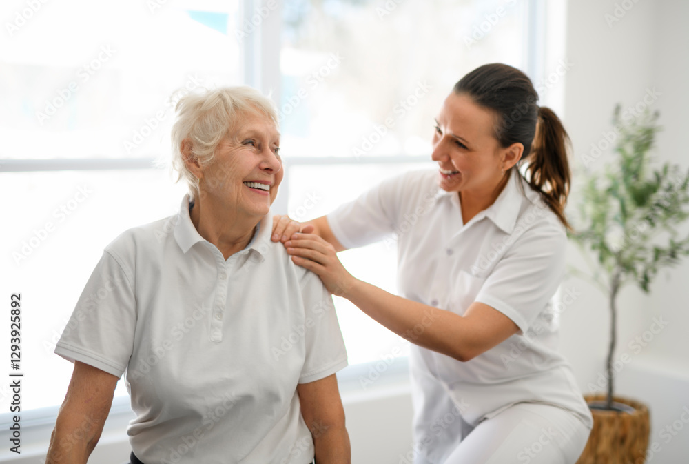 Obraz premium physiotherapist helping senior woman in clinic. Elderly woman undergoing physiotherapy treatment for injury