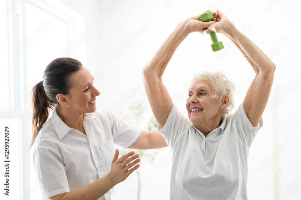 Obraz premium physiotherapist helping senior woman in clinic. Elderly woman undergoing physiotherapy treatment for injury