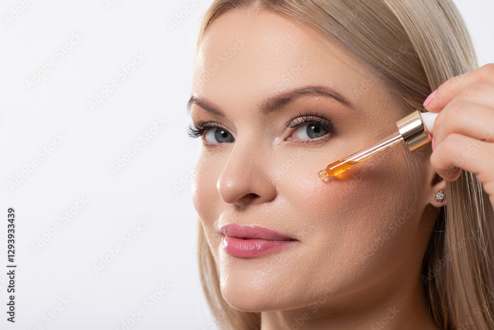 Applying Facial Serum Regularly for Achieving Glowing and Radiant Skin Effectively Applying Facial Serum Regularly for Achieving Glowing and Radiant Skin Effectively