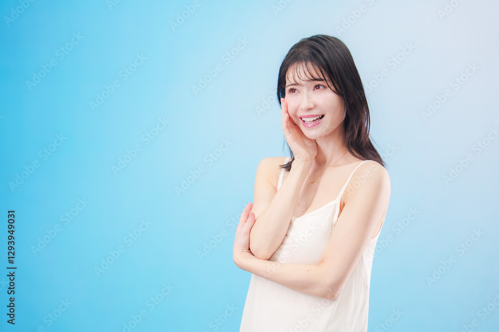 若い女性のビューティーイメージ(水色背景) 若い女性のビューティーイメージ(水色背景)