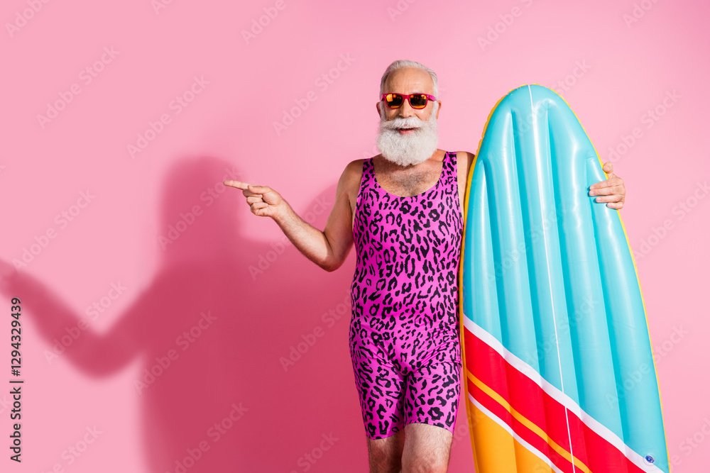Φωτογραφία Photo of cheerful grandfather wear swimsuit summer trip resort surfing empty spa