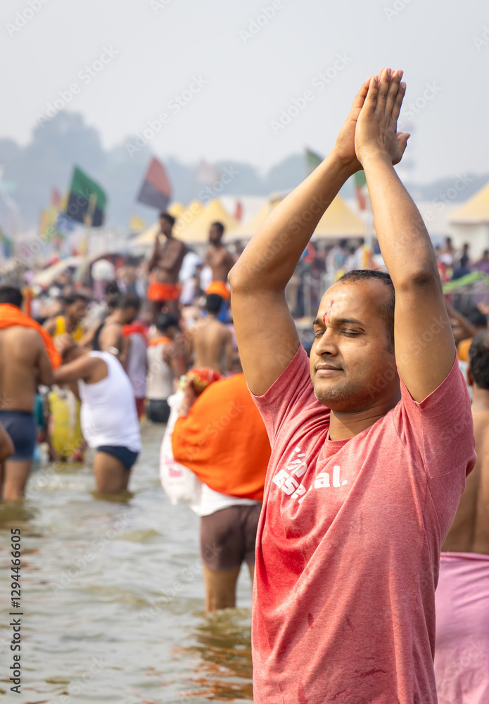 Obraz premium young devotees sacred praying after sacred bath at triveni sangam at mahakumbh