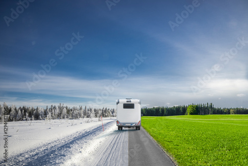 Camper auf einer Landstrasse im Winter und im Sommer