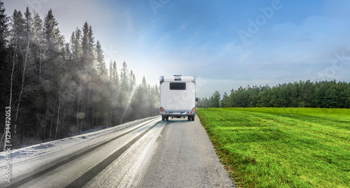 Camper auf einer Landstrasse im Winter und im Sommer