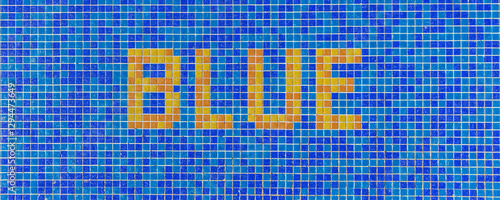 das wort "BLUE" auf Kacheln gescheieben