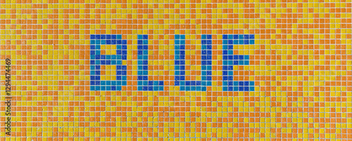 das wort "BLUE" auf Kacheln gescheieben