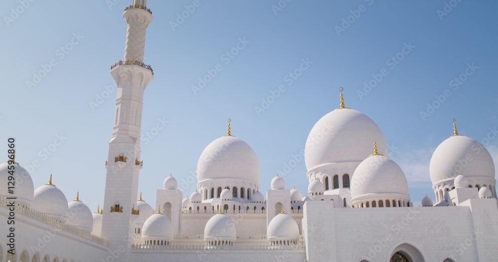 Obraz premium View from the courtyard of the white Mosque in Abu Dhabi. Religious building, UAE