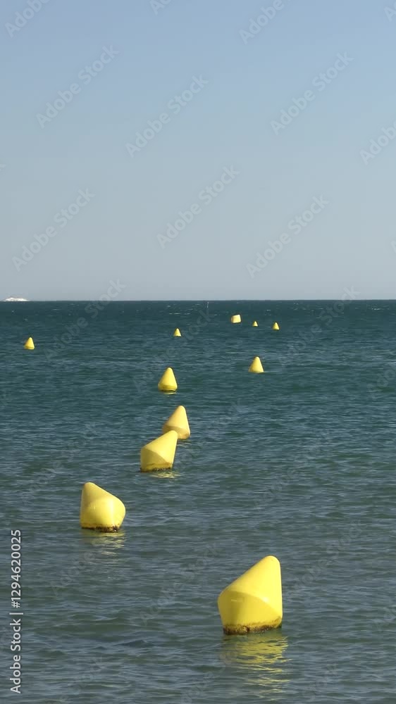 Bouées en plastique flottantes sur la mer Méditerranée Bouées en plastique flottantes sur la mer Méditerranée