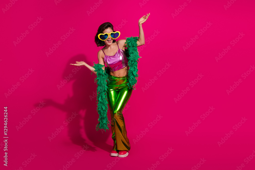 Φωτογραφία Vibrant styled woman celebrates with vivid fashion against a magenta background