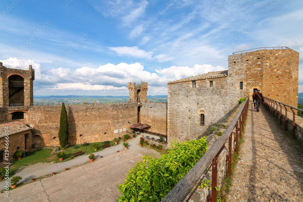 Φωτογραφία Courtyard of Montalcino Fortress in Val d'Orcia, Tuscany, Italy