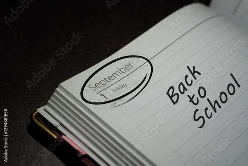 Obraz na płótnie otwarty kalendarz na dacie 01 września i napis: BACK TO SCHOOL w salonie