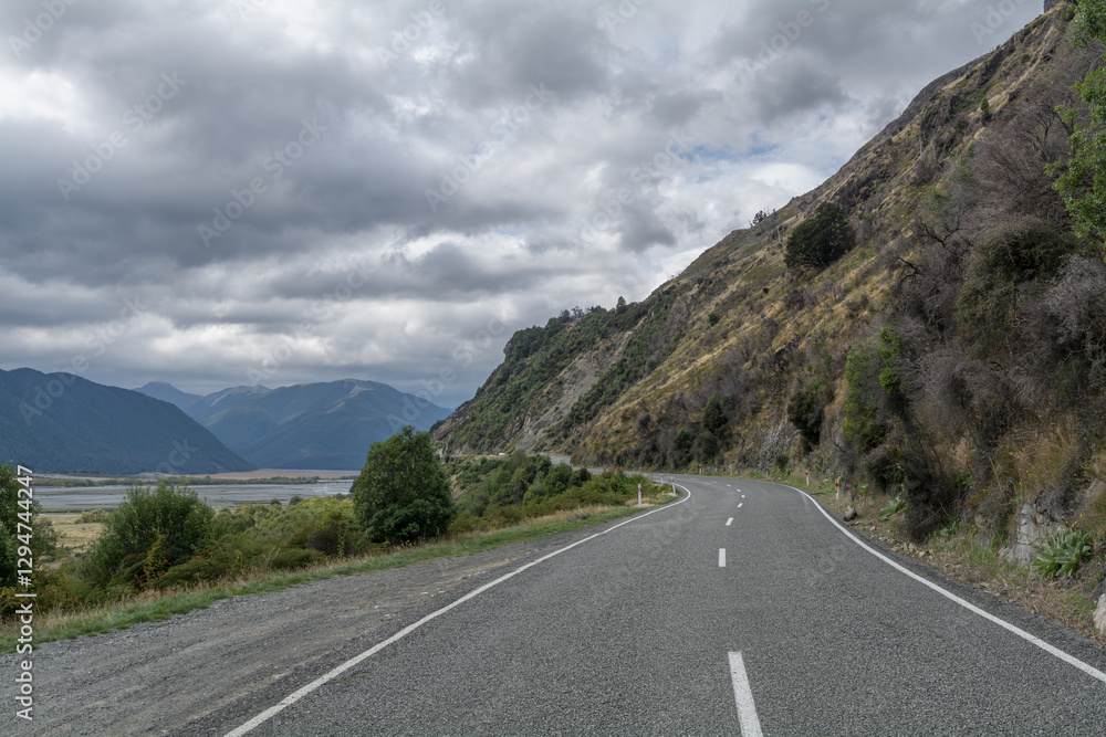 Naklejka premium New Zealand road and dramatic sky