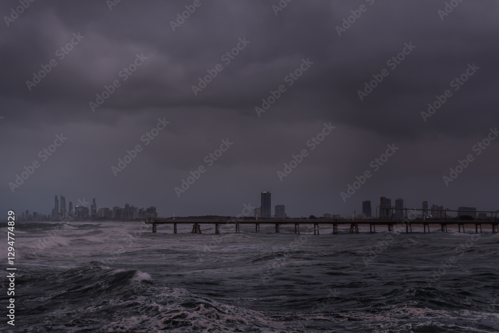 Obraz premium Gold coast pier at dramatic weather conditions