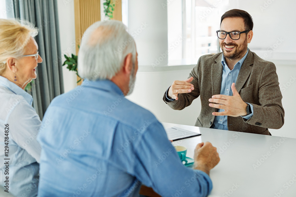 Obraz premium meeting agreement investment couple contract advice retirement consultation house finance senior elderly insurance senior couple office