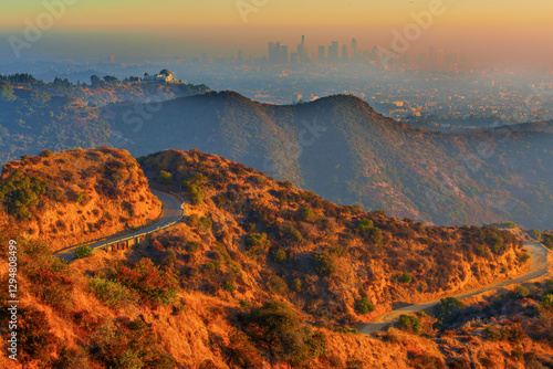 Bild auf Leinwand Hazy Sunrise Over Griffith Park Featuring Downtown Los Angeles Skyline