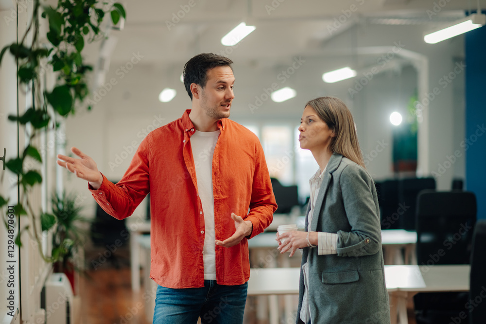 Obraz premium Two business colleagues discussing strategy in modern office