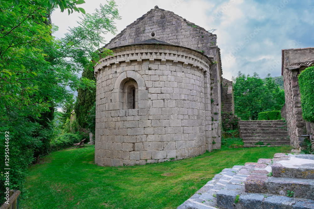 Pequeño templo religioso medieval de piedra. Pequeño templo religioso medieval de piedra.