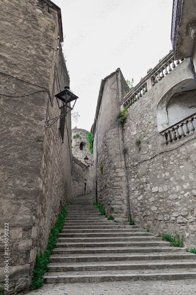 Ciudad medieval de Girona un día soleado con cielo azul y nubes. Desde Gerona, Cataluña, España, Europa. Ciudad medieval de Girona un día soleado con cielo azul y nubes. Desde Gerona, Cataluña, España, Europa.