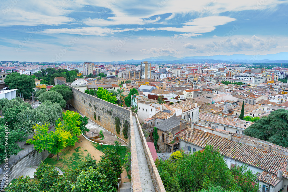 Fototapeta premium Muralla medieval de Girona un día soleado con cielo azul y nubes. Desde Gerona, Cataluña, España, Europa.
