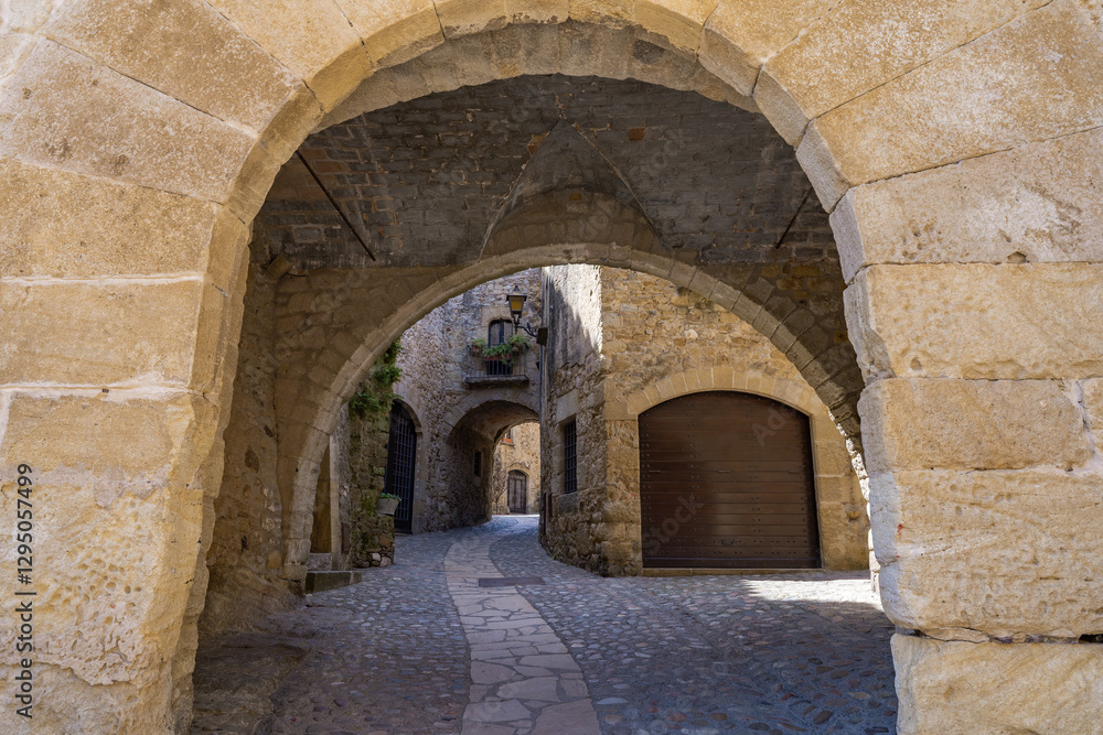 Pueblo medieval pintoresco un día soleado. Desde Pals, Gerona, Cataluña, España, Europa. Pueblo medieval pintoresco un día soleado. Desde Pals, Gerona, Cataluña, España, Europa.