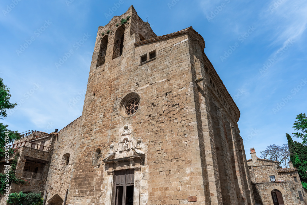 Pueblo medieval pintoresco un día soleado. Desde Pals, Gerona, Cataluña, España, Europa. Pueblo medieval pintoresco un día soleado. Desde Pals, Gerona, Cataluña, España, Europa.