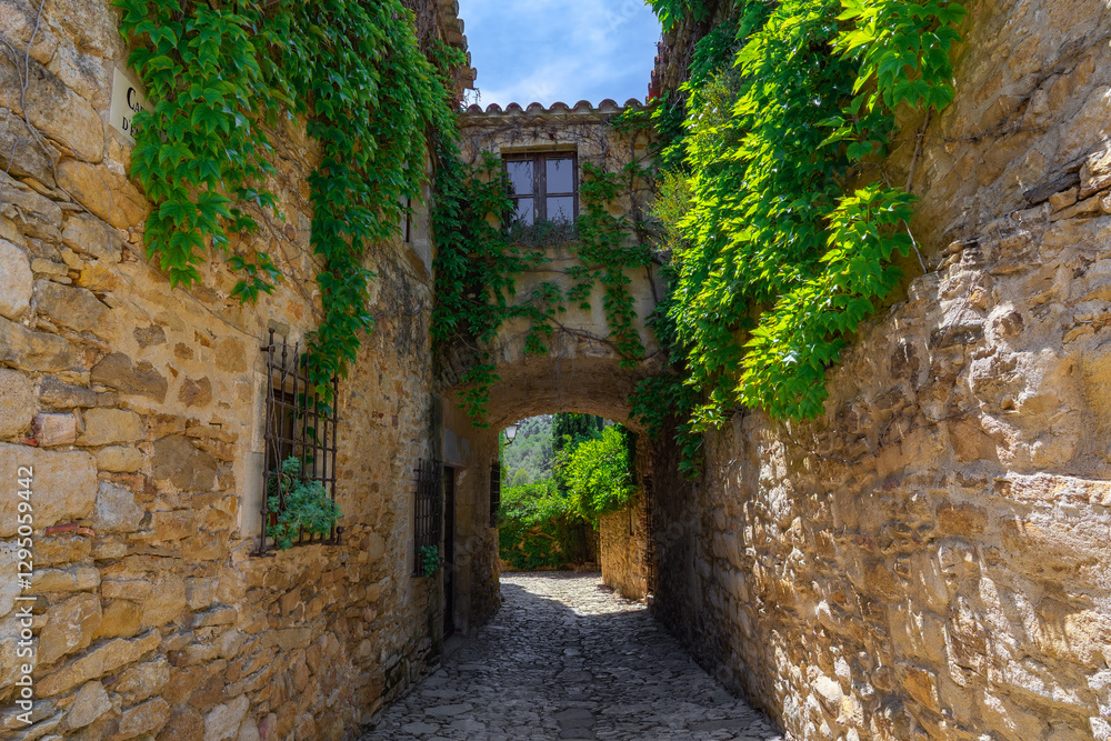 Pueblo medieval pintoresco un día soleado con cielo azul. Desde Peratallada, Gerona, Cataluña, España, Europa. Pueblo medieval pintoresco un día soleado con cielo azul. Desde Peratallada, Gerona, Cataluña, España, Europa.