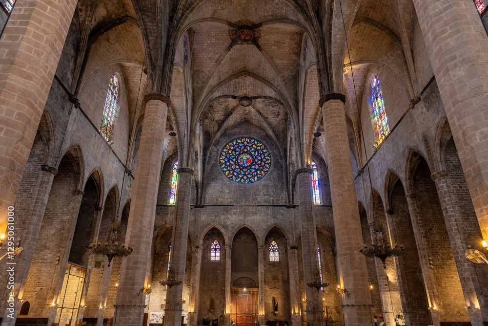 Interior de un edificio religioso católico medieval europeo. Interior de un edificio religioso católico medieval europeo.