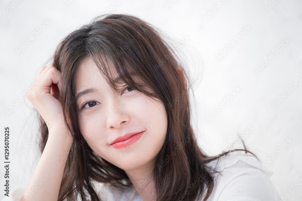 白シャツで髪をかき上げる爽やかな女性 ヘアケアや美容やビューティー アンニュイな表情 カメラ目線 白シャツで髪をかき上げる爽やかな女性 ヘアケアや美容やビューティー アンニュイな表情 カメラ目線