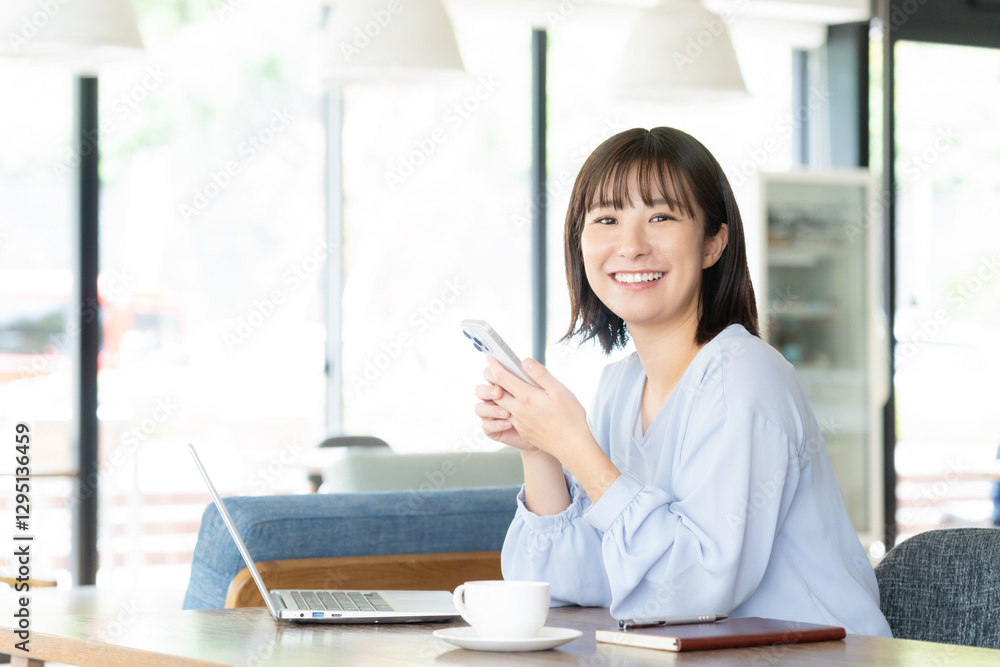 カフェで仕事をするビジネスウーマン カフェで仕事をするビジネスウーマン