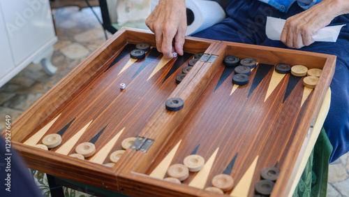 Foto A close-up view of the game pieces and dice of the traditional board game, backg