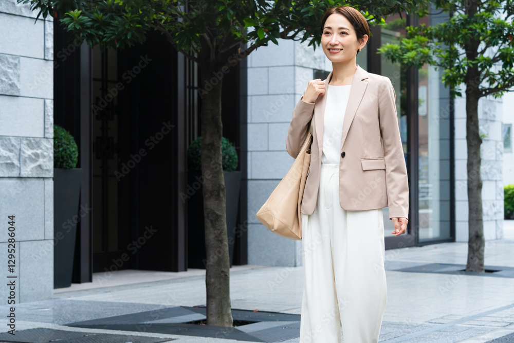 カジュアルスーツを着た若い女性 ビジネスイメージ カジュアルスーツを着た若い女性 ビジネスイメージ