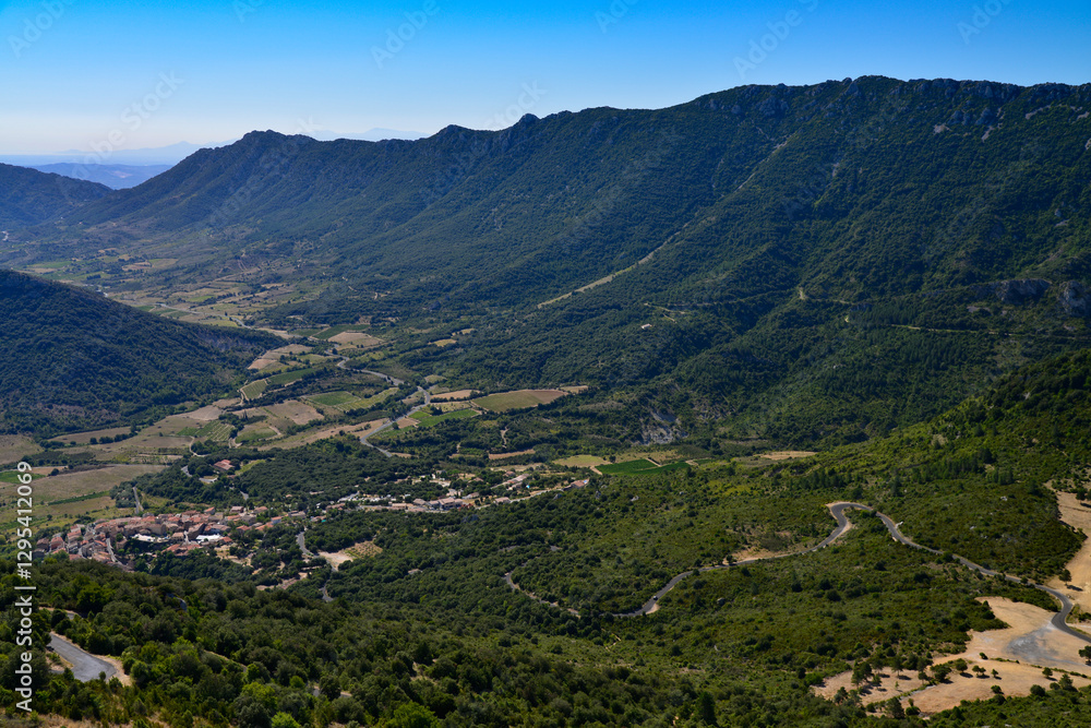 View of the village and the Pyrenees from the Château de Peyrepertuse, Languedoc, France / ペルペルテューズ城から見た村とピレネー山脈 ラングドック フランス View of the village and the Pyrenees from the Château de Peyrepertuse, Languedoc, France / ペルペルテューズ城から見た村とピレネー山脈 ラングドック フランス