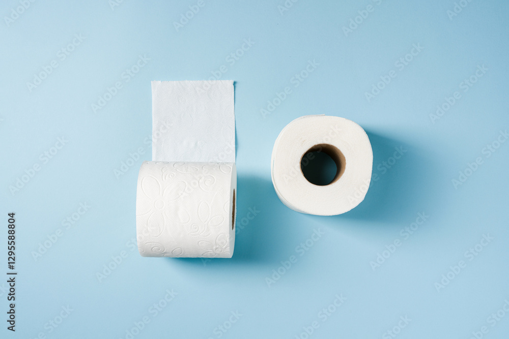 Obraz premium Top view of toilet paper roll on blue background