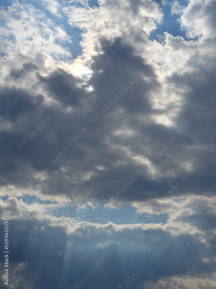 Fototapeta premium Sunbeams from behind the clouds