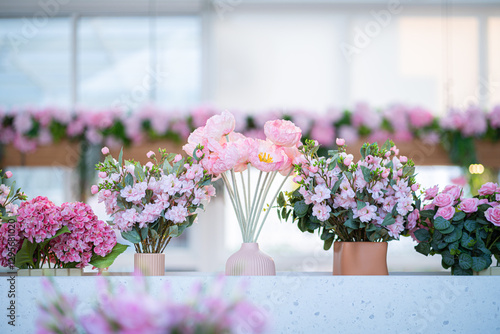 Obraz na płótnie Valentine's day concept,close up Sweet color of artificial rose bouquet of red and pink roses Put with rose vase weddings interiors and decorations In a restaurant background w salonie