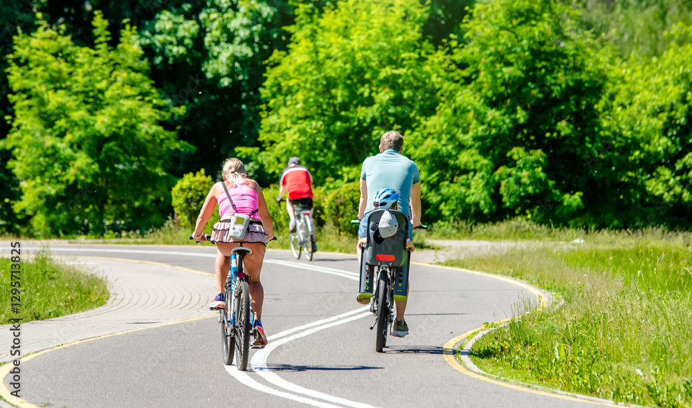 Obraz premium Cyclists ride on the bike path in the city Park 