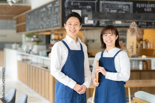 カフェで働く男女の店員