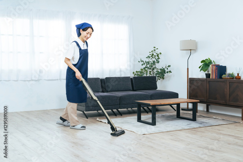 Wallpaper Mural 家事代行、女性、掃除、ハウスキーパー、家事、日本人、清掃、ハウスキーピング、ハウスクリーニング、清掃員、アルバイト、主婦、大掃除、掃除機、スティッククリーナー、リビングルーム、家電、ライフスタイル、家具、インテリア、部屋、室内、明るい、全身、笑顔、フローリング、床、ミドルエイジ、30代、40代、仕事、派遣、家政婦、代行、サービス、便利屋、サポート、スタッフ、三角巾、コードレス、ワイヤレス、サイクロ Torontodigital.ca