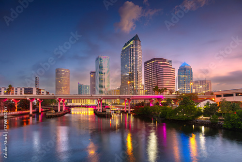Obraz na płótnie Tampa, Florida, USA. Cityscape image of Tampa, Florida with reflection of the city skyline in the water at beautiful sunrise. w salonie