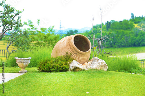Grande anfora in giardino.