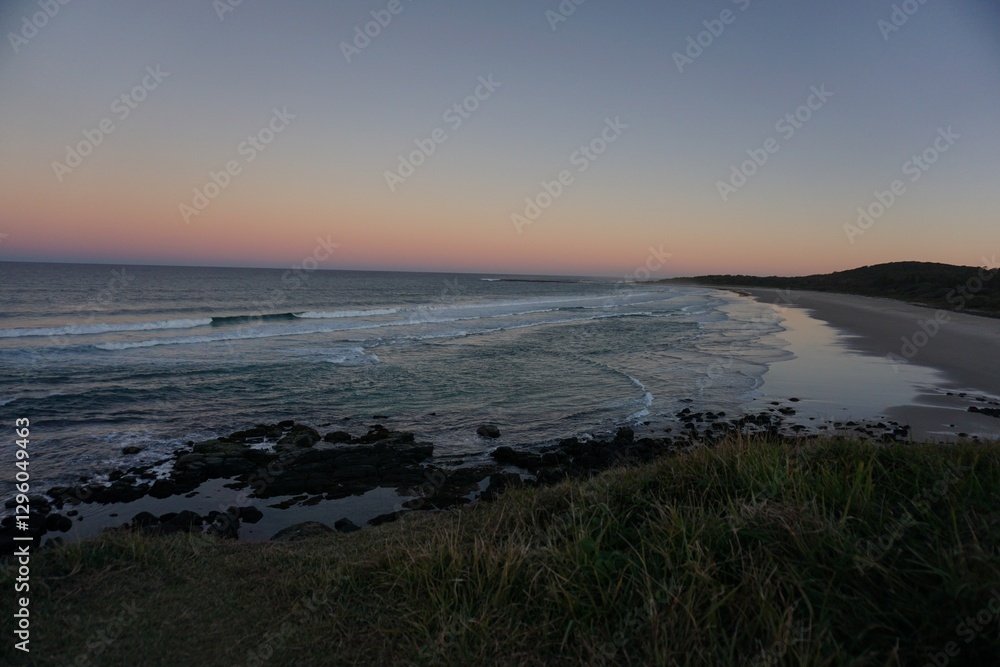 Obraz premium sunset by the coast with pink sky
