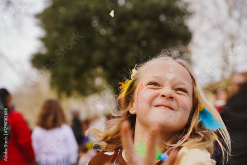 Φωτογραφία Happy girl painted and dressed up for carnival