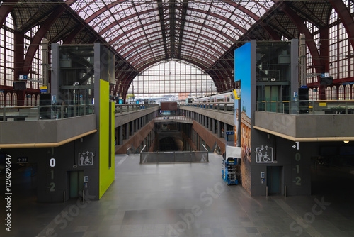 Vista moderna del interior de la Estación Central de Amberes, Bélgica, con su techo de vidrio y niveles.
