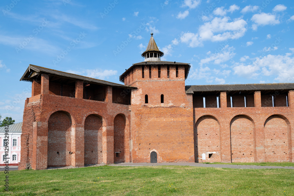 Fotografie A fragment of the surviving wall of the Kolomna Kremlin with a defensive tower on a sunny June morning