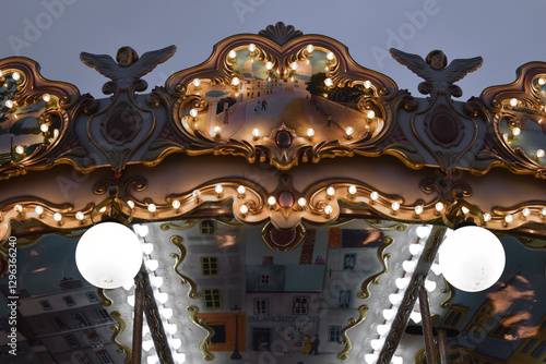 Fototapeta Naklejka Na Ścianę i Meble -  Caroussel la nuit dans la rue à Paris en France