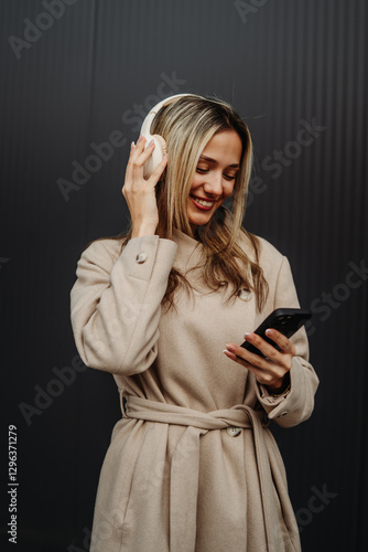 Foto Portrait of a teenage girl smile and take self portrait with cellphone